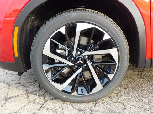 New 2025 Mitsubishi Outlander SE image 3