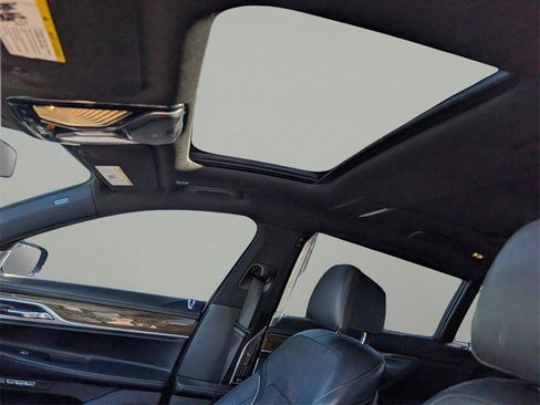 Used 2017 BMW 750i image 17