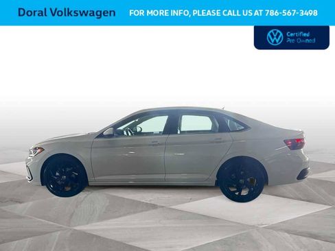 Used 2025 Volkswagen Jetta SE image 5