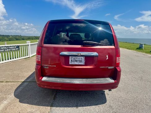Used 2009 Chrysler Town & Country LX image 5