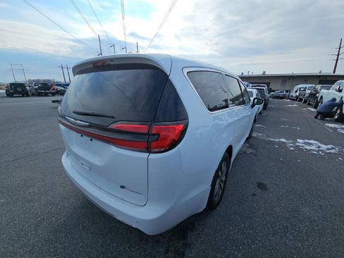 Used 2024 Chrysler Pacifica Limited FWD image 4