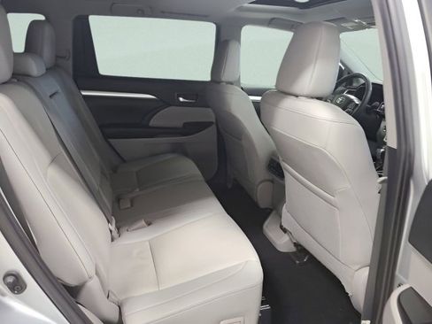 Used 2019 Toyota Highlander XLE AWD/4WD image 19