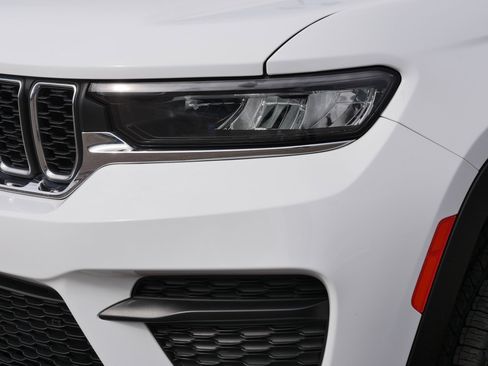 Used 2023 Jeep Grand Cherokee Laredo image 16