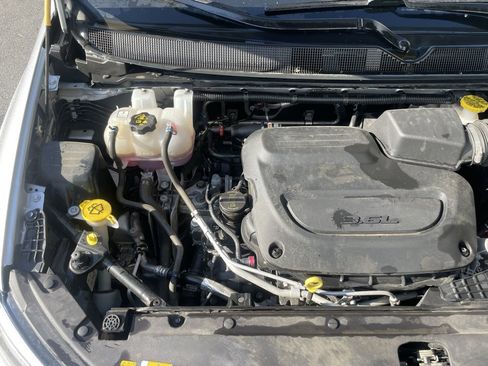 Used 2024 Chrysler Pacifica Touring-L image 41