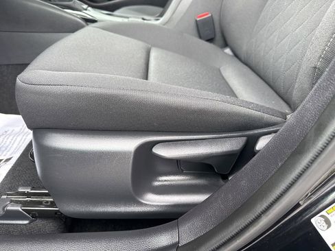 Used 2025 Toyota Corolla LE image 31