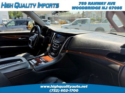 Used 2018 Cadillac Escalade Luxury AWD/4WD image 43