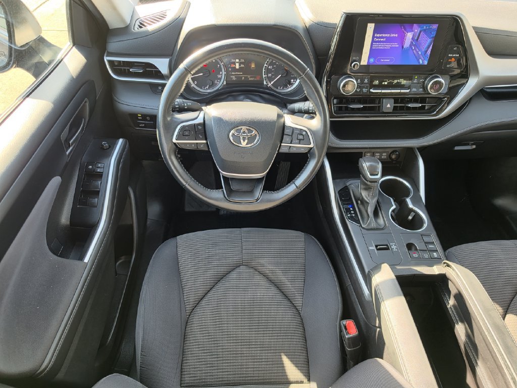 Used 2025 Toyota Highlander LE FWD image 14