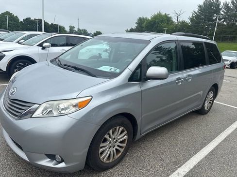 Used 2013 Toyota Sienna XLE FWD image 2