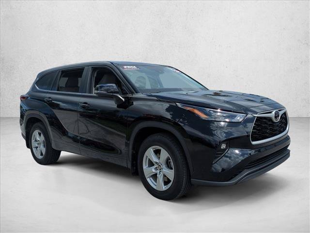 Used 2024 Toyota Highlander LE FWD image 3
