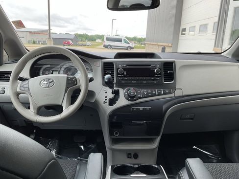 Used 2014 Toyota Sienna SE image 10