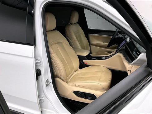 Used 2023 Jeep Grand Cherokee L Limited AWD/4WD image 9