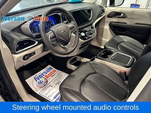 Used 2024 Chrysler Pacifica Touring-L FWD image 17