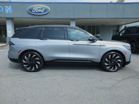 Used 2024 Lincoln Nautilus Reserve w/ Equipment Group 202A AWD/4WD image 2