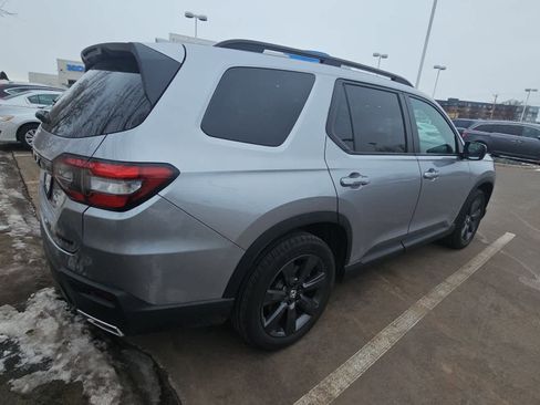 Used 2025 Honda Pilot Sport image 3