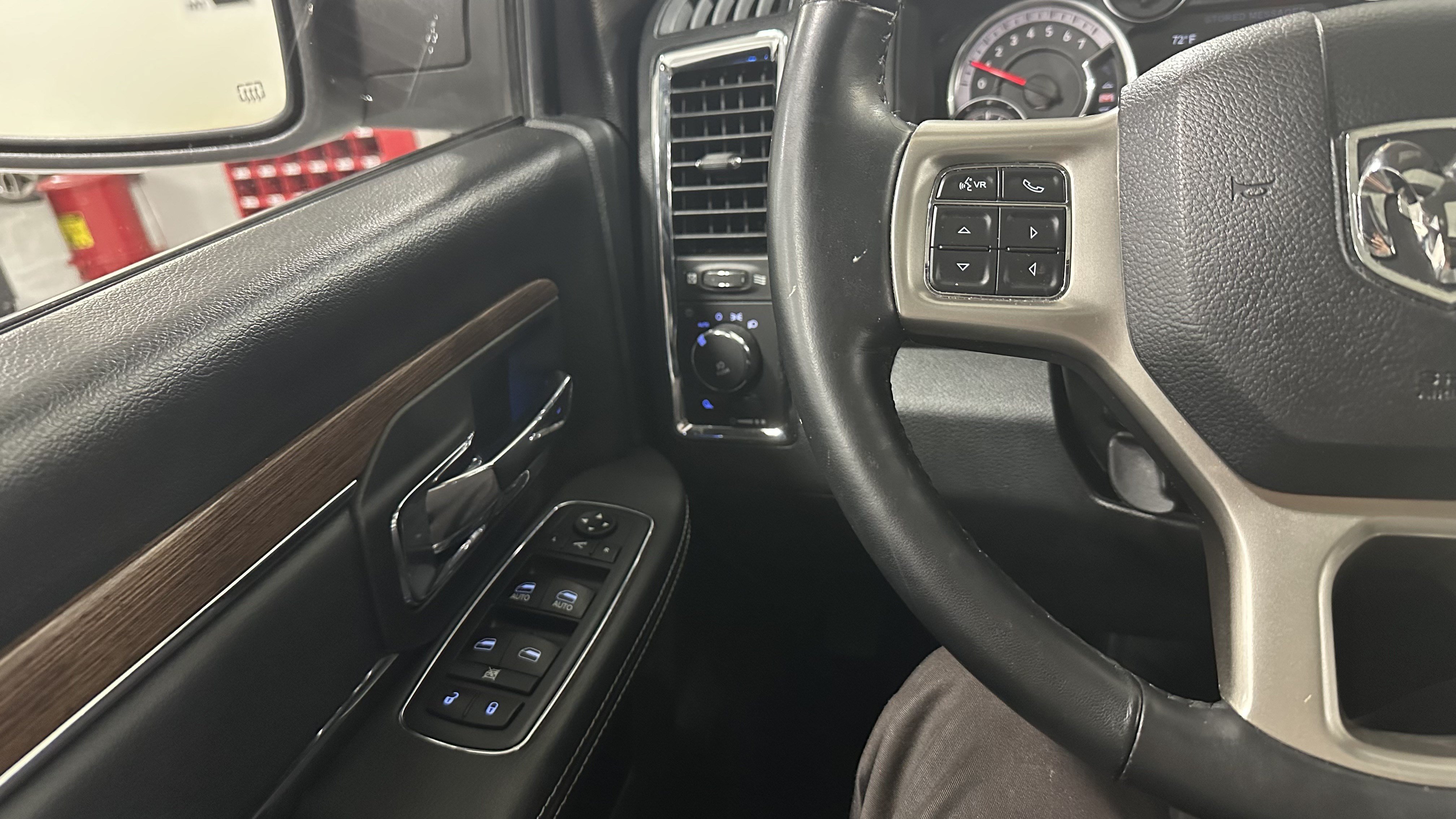 Used 2018 RAM 1500 Laramie w/ Convenience Group AWD/4WD image 20