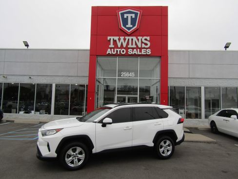 Used 2019 Toyota RAV4 XLE image 1