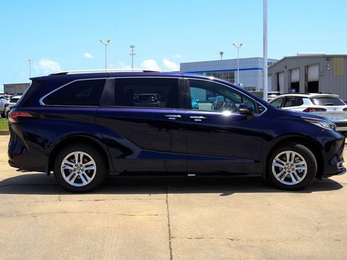 Used 2026 Toyota Sienna Limited FWD image 25