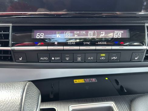 Used 2025 Toyota Sienna XLE FWD image 27