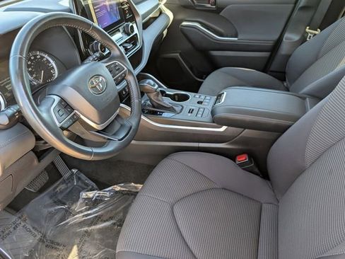 Used 2024 Toyota Highlander LE image 13
