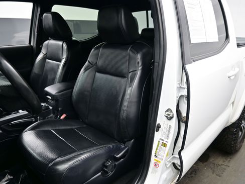 Used 2018 Toyota Tacoma TRD Sport image 11