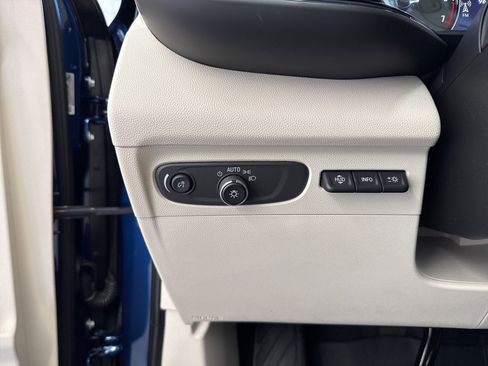 Used 2022 Buick Envision Avenir w/ Technology Package II image 36