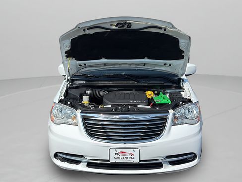 Used 2016 Chrysler Town & Country Touring FWD image 30