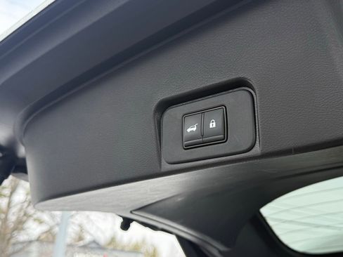 Used 2024 Nissan Rogue SV image 31