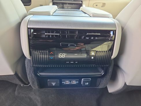 Used 2025 Jeep Wagoneer 4WD image 16