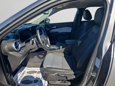 Used 2025 Chevrolet Trax LT w/ LT Convenience Package image 9