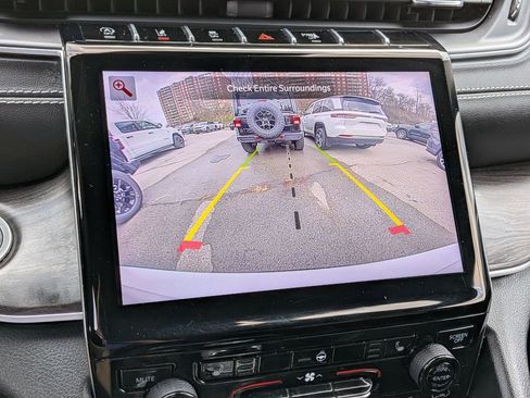 Used 2023 Jeep Grand Cherokee L Limited image 19