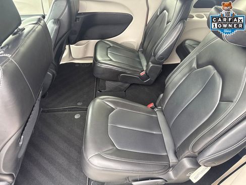Used 2023 Chrysler Pacifica Touring-L FWD image 30