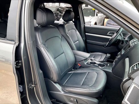 Used 2017 Ford Explorer XLT w/ Equipment Group 202A AWD/4WD image 9