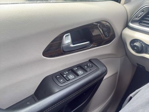 Used 2023 Chrysler Pacifica Limited image 5