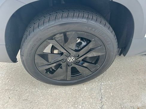 New 2026 Volkswagen Taos SE FWD image 26