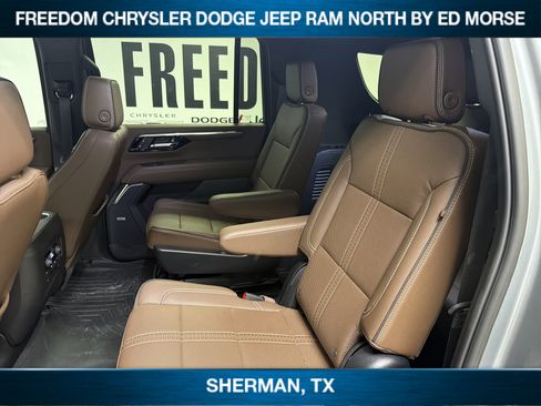 Used 2025 Chevrolet Suburban High Country AWD/4WD image 8