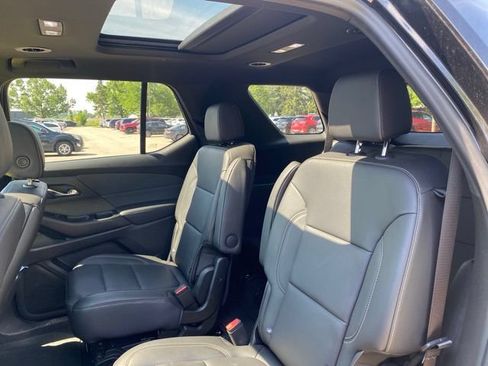 Used 2023 Chevrolet Traverse LT w/ LT Premium Package AWD/4WD image 4