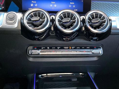 Used 2025 Mercedes-Benz GLB 250 image 33