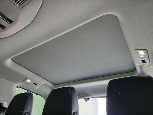 Used 2025 Land Rover Discovery Dynamic SE AWD/4WD image 14