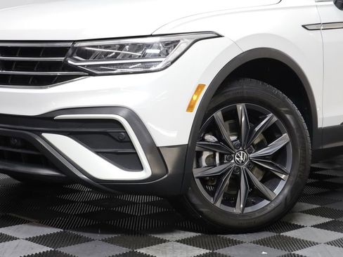 Certified 2023 Volkswagen Tiguan SE w/ Panoramic Sunroof Package AWD/4WD image 3
