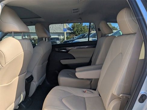 Used 2020 Toyota Highlander Limited image 13