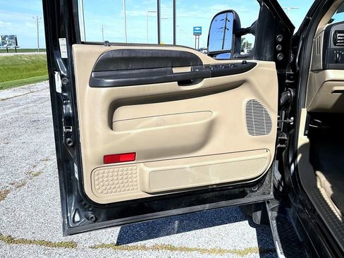 Used 2006 Ford F550 4x4 Crew Cab Super Duty image 9