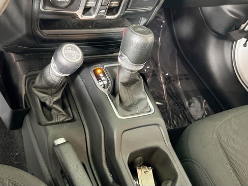 Used 2023 Jeep Gladiator Sport image 16