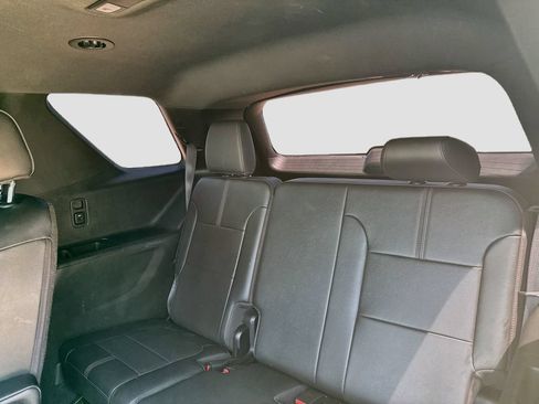 Used 2023 Chevrolet Traverse RS FWD image 24