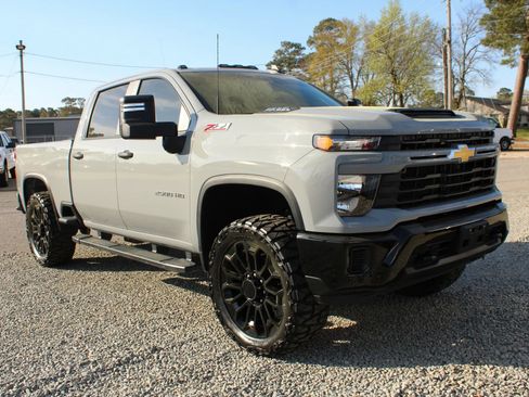 Used 2025 Chevrolet Silverado 2500 Custom w/ Custom Convenience Package image 8
