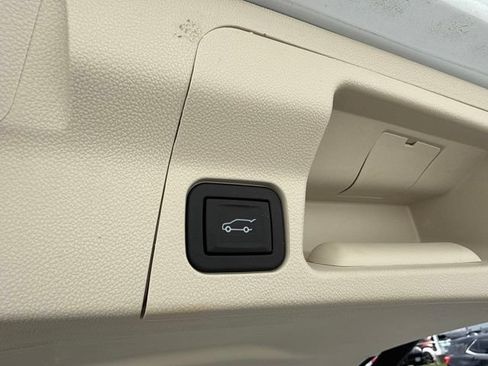 Used 2023 GMC Acadia Denali w/ Denali Technology Package AWD/4WD image 7