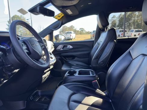 Used 2023 Chrysler Pacifica Touring-L w/ S Appearance Package image 13