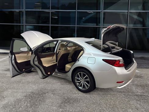 Used 2016 Lexus ES 300h image 10