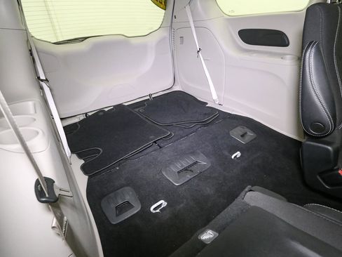 Used 2022 Chrysler Voyager LX image 20