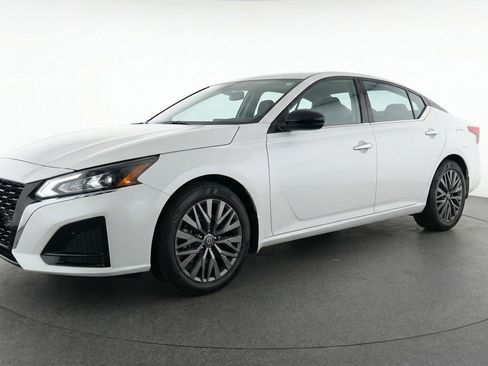 Used 2025 Nissan Altima 2.5 SV image 3