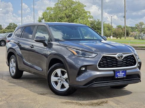 Used 2025 Toyota Highlander LE FWD image 2
